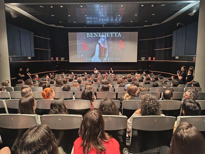 Más de 200 asistentes llenan la proyección de Benedetta en colaboración con Las Hijas De Felipe